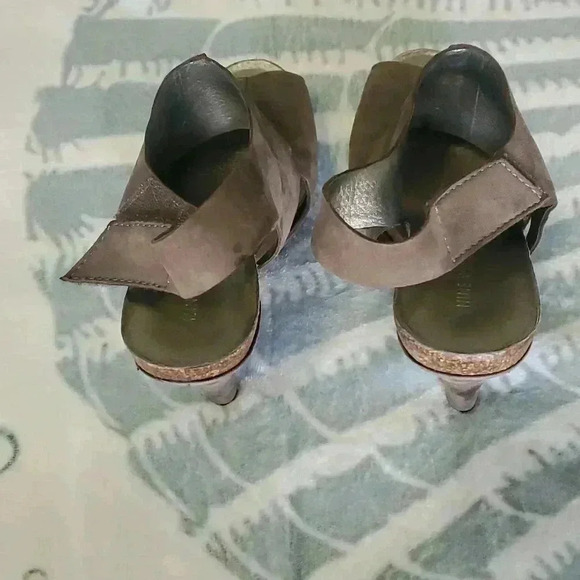 Heels by Nine West.  Sz 8. - Picture 3 of 6